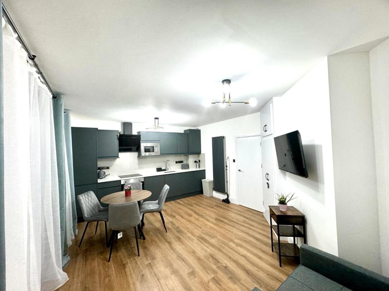City Centre One Bedroom Apartment Next To Station, Newly Renovated London Room photo